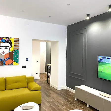 Moni Downtown Luxury Apartman *